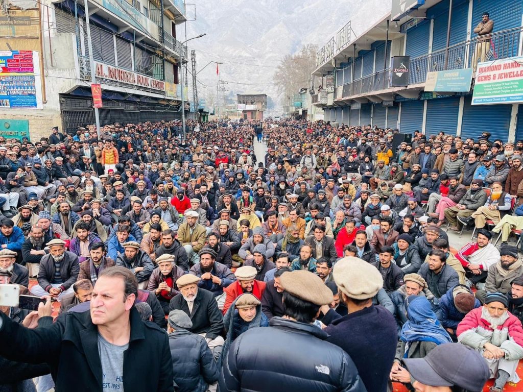 Gilgit: The sit-in continues despite the decision to withdraw the subsidy on wheat