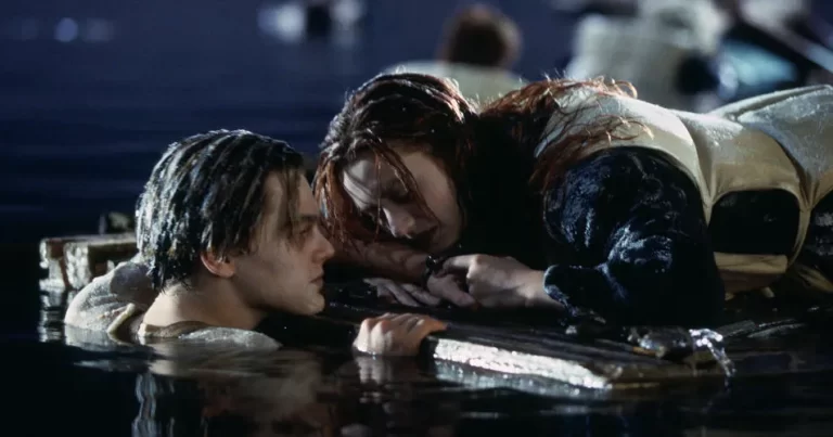 The board that saved the heroine in the movie "Titanic" was auctioned for millions of dollars