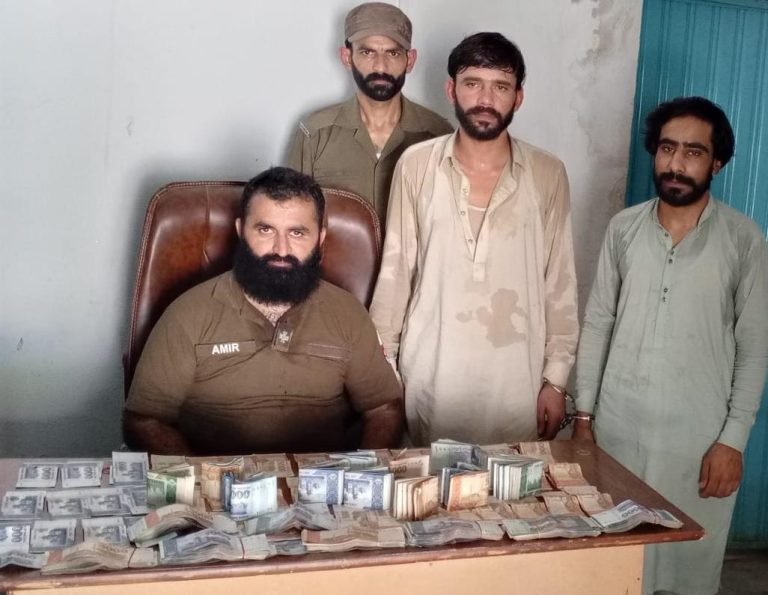 Attock Police action, a dangerous dacoit who looted 34 lakh rupees was arrested at gunpoint