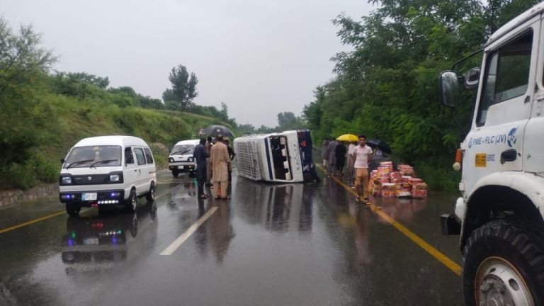 Coaster from Gilgit to Rawalpindi met with an accident, 3 people were injured