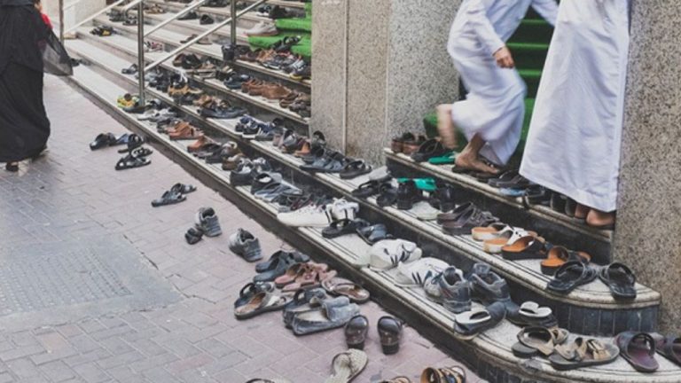 Islamabad Citizens caught the thief who stole slippers from the mosque