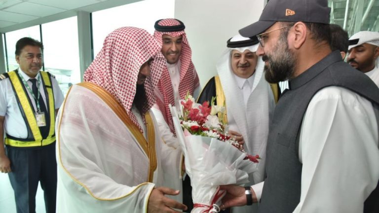 The Imam of Masjid Nabawi reached Pakistan on a seven-day visit