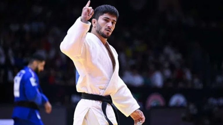 Why did the Tajik athlete not shake hands with the Israeli competitor