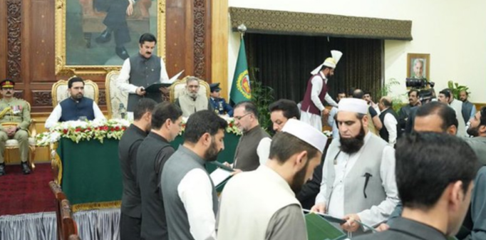 گورنر خیبر پختونخوا فیصل کریم کنڈی نے نئی کابینہ سے حلف لے لیا Khyber Pakhtunkhwa Governor Faisal Karim Kundi administered oath to the new cabinet.