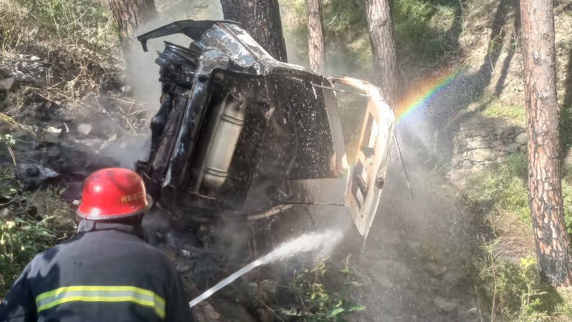 مانسہرہ: بٹراسی کے مقام پر کھائی میں گرنے کے بعد گاڑی میں آگ بھڑک اٹھی، ایک بچہ جاں بحق ،4 افراد زخمی Mansehra: A child died and four people were injured when a car burst into flames after falling into a ditch near Batrasi.