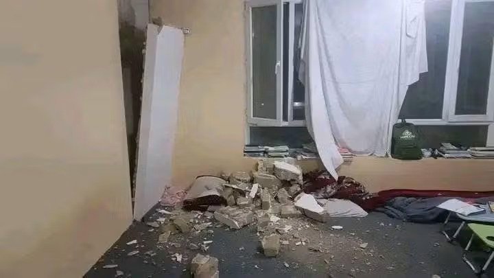 افغانستان میں زلزلے سے لوگوں میں خوف و ہراس، 6 افراد جاں بحق ، 150 سے زائد زخمی Earthquake in Afghanistan causes panic, 6 dead, over 150 injured