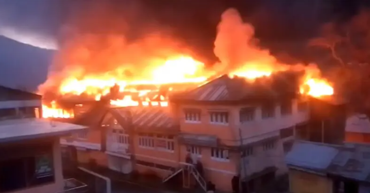 کاغان میں آتشزدگی سے 50 کمروں کا ہوٹل جل کر راکھ A 50-room hotel was reduced to ashes in a fire in Kaghan.