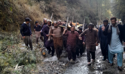 ایبٹ آباد؛ گاڑی گہری کھائی میں جاگری، طالبات سمیت 6 افراد جاں بحق Abbottabad: Vehicle falls into deep ravine, 6 people including female students die