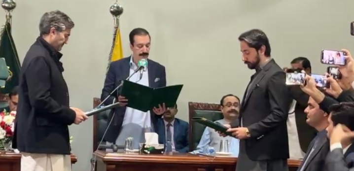 آزاد جموں کشمیر کی 18 رکنی کابینہ نے اپنے عہدوں کا حلف اٹھالیا Azad Jammu and Kashmir's 18-member cabinet takes oath