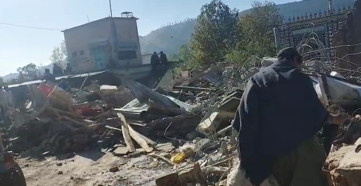 مانسہرہ:شنکیاری میں محکمہ جنگلات کی اراضی پر قائم تجاوزات کے خلاف آپریشن، عوام مشتعل،انتظامیہ بھی سامنے آگئی Mansehra: Operation against encroachments on forest department land in Shinkiari, public outraged, administration also came forward