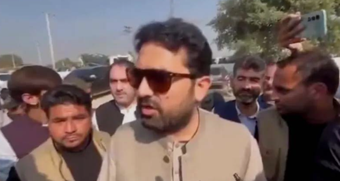 وزیراعلیٰ سہیل آفریدی و دیگر کیخلاف اشتہاری کی کارروائی، مختلف جگہوں پر نوٹسز چسپاں Action against Chief Minister Sohail Afridi and others, notices pasted at various places