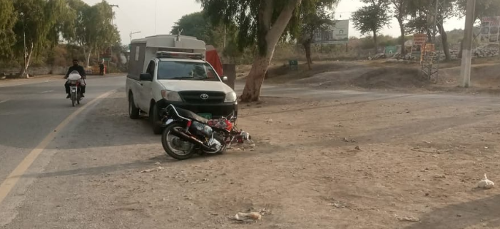 خانپور ڈیم کے نزدیک ٹریفک حادثہ، تین افراد زخمی Three injured in traffic accident near Khanpur Dam