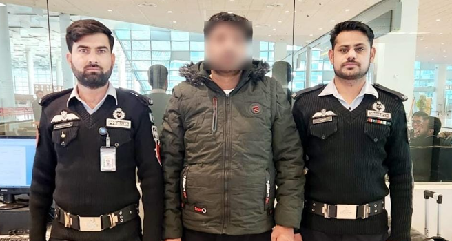 اسلام آباد ائرپورٹ پر بھائی کے پاسپورٹ کے ذریعے یورپ جانے والا مسافر گرفتار Passenger arrested at Islamabad airport for travelling to Europe using brother's passport