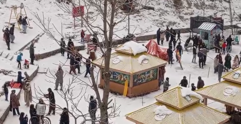 مانسہرہ کے سیاحتی مقامات میں برفباری کا سلسلہ دوبارہ شروع، سردی کی شدت میں اضافہ Snowfall resumes in tourist spots of Mansehra, increasing cold intensity