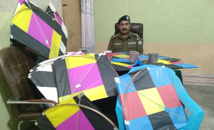 راولپنڈی پولیس کی پتنگ سپلائرز کے خلاف کارروائی، 3100 پتنگیں اور 12 ڈوریں برآمد Rawalpindi police take strict action against kite trade ahead of festival