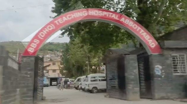 ایبٹ آبادمیں ڈاکٹر کی مبینہ غفلت سے 14 سال کا لڑکا جاں بحق ہوگیا۔ Teenager loses life after alleged medical negligence in Abbottabad