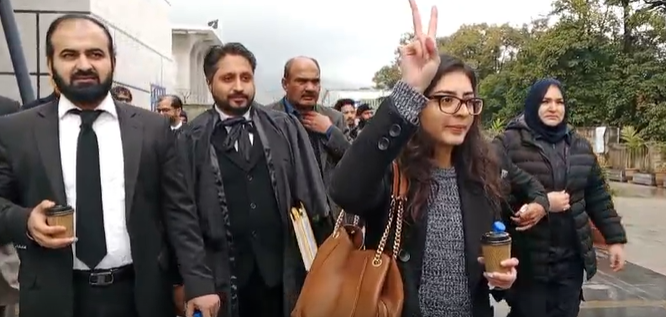 ہائیکورٹ کے باہر جھگڑا کیس؛ ایمان مزاری اور ہادی علی چٹھہ پھر گرفتار Quarrel case outside High Court; Iman Mazari and Hadi Ali Chatha arrested again