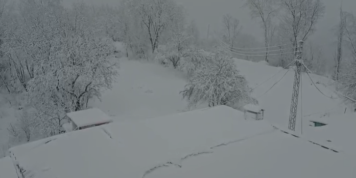 ہزارہ، چترال، گلگت بلتستان،کشمیر، بلوچستان کے پہاڑوں پر برفباری، مختلف حادثات میں 2 افراد جاں بحق،35 زخمی، کئی سیاح محصور Snowfall in the mountains of Hazara, Chitral, Gilgit-Baltistan, Kashmir, and Balochistan, 2 people killed, 7 injured, many tourists stranded in various accidents