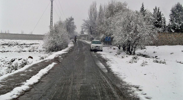 ملک کے مختلف مقامات پر برفباری، عوام نے بڑی تعداد میں سیاحتی مقامات کا رخ کر لیا Snowfall in various parts of the country, people flock to tourist spots in large numbers