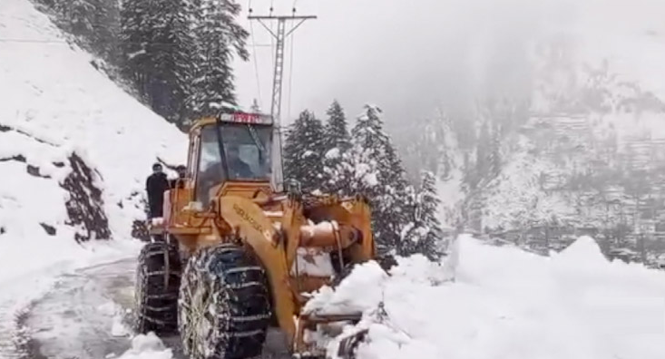 آزاد جموں و کشمیر کے بالائی علاقوں کی سڑکیں 3 روز بعد بھی دستور بند Roads in upper areas of Azad Jammu and Kashmir remain closed after 3 days