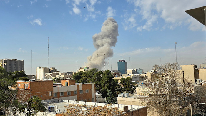 اسرائیل نے ایران پر حملہ کر دیا، تہران میں دھماکے اور دھویں کے بادل