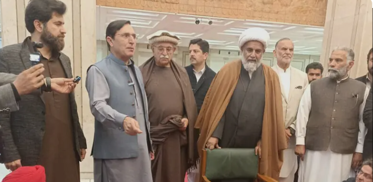 اپوزیشن اتحاد کا پارلیمنٹ ہاوس کے باہر دھرنا دوسرے روز بھی جاری Opposition alliance's sit-in outside Parliament House continues for second day