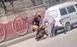 ایوب میڈیکل کمپلیکس کے باہر شہری کو سرعام تشدد کا نشانہ بنانے اور فائرنگ کرنے والے ملزمان گرفتار، مقدمہ درج Suspects arrested for publicly torturing and firing on a citizen outside Ayub Medical Complex, case registered