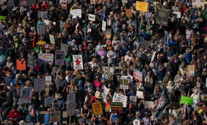 امریکہ اور یورپ میں جنگ کے خلاف بڑے مظاہرے، ٹرمپ کی پالیسیوں پر شدید تنقید Mass protests across us and Europe demand end to war, rally against trump policies