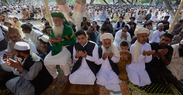 ملک بھر میں عید الفطر مذہبی جوش و جذبے کیساتھ منائی جا رہی ہے Eid-ul-Fitr is being celebrated with religious fervor across the country