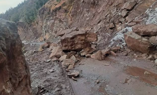 مری میں لینڈ سلائیڈنگ کے باعث صورتحال سنگین، عوام نےنقل مکانی شروع کردی Situation critical due to landslide in Murree, people start migrating