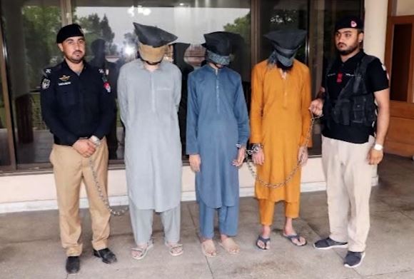 بینک ڈکیتی وارداتوں میں ملوث تین ملزمان انسداد دہشتگردی عدالت میں پیش ATC Grants Six-Day Physical Remand of Accused in Peshawar Bank Heists