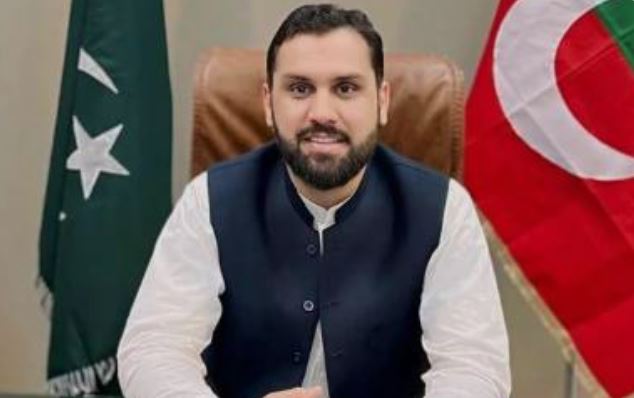 ایف آئی اے نے صوبائی وزیر مینا خان آفریدی کو ایئرپورٹ پر روک لیا KP minister Meena Khan Afridi stopped from traveling to Germany despite court orders