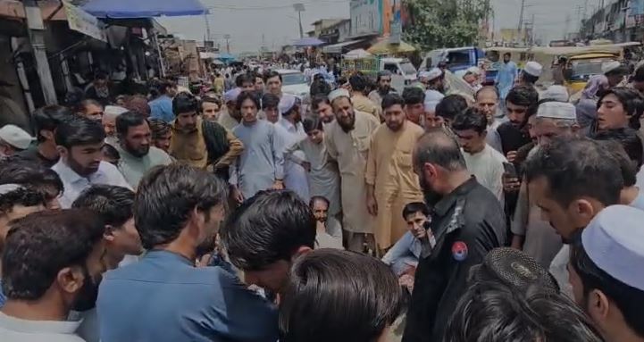 باجوڑ: فائرنگ کے واقعات میں 3 افراد جاں بحق، مرکزی چوک میں احتجاج Two killed including FC official in Bajaur Mamond firing incident