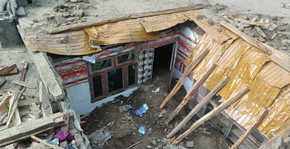 خیبرپختونخوا میں بارشوں کے دوران گھروں کی چھتیں گر گئیں، 8 بچے جاں بحق Roof collapse tragedies in Shangla and Swat claim eight children’s lives