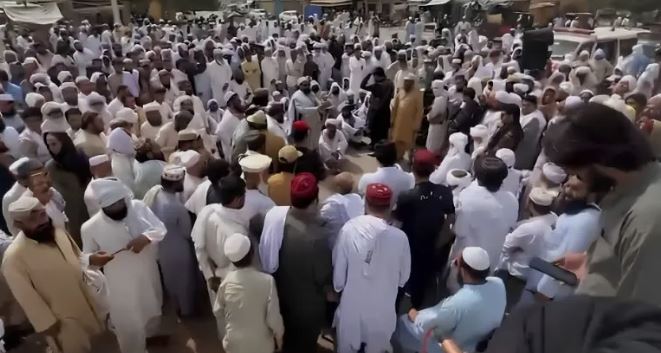 لکی مروت: قاتلوں کی گرفتاری تک دھرنا جاری رہے گا، تاجہ زئی چوک پر ہزاروں افراد کا احتجاج JUI protest continues in Lakki Marwat over double murder; Indus highway remains blocked