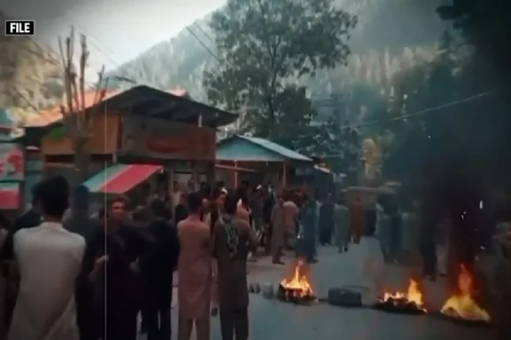 کالعدم ایکشن کمیٹی: مسلح جتھے کی جانب سے سڑکوں کی جبری بندش، عوام کو شدید مشکلات کا سامنا