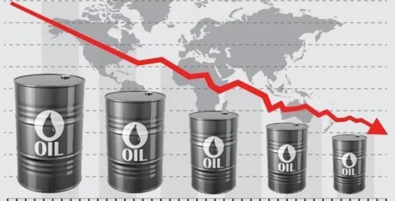 بین الاقوامی مارکیٹ میں خام تیل کی قیمتیں گر گئیں Global oil prices fall further as Brent and WTI decline