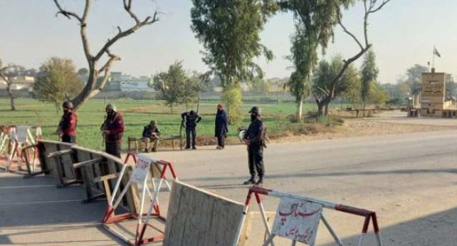 خزینہ چیک پوسٹ حملہ: ڈی ایس پی دیار خان سمیت 10 پولیس اہلکار جان کی بازی ہار گئے، 40 اہلکار زخمی Terrorist attack on Khazina police check post in Hangu leaves DSP among 9 policemen martyred dozens injured