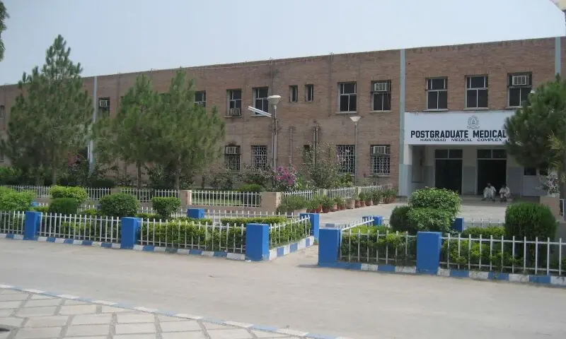 پشاور: حیات میڈیکل کمپلیکس میں ینگ ڈاکٹرز کی ہڑتال دوسرے روز بھی جاری، مریض مشکلات سے دوچار