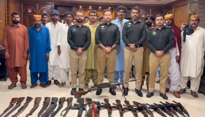 لاڑکانہ میں 15 سال کی خونی قبائلی دشمنی کا خاتمہ، 28 افراد نے ہتھیار ڈال دیے