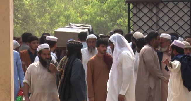 ہنگو آپریشن کے شہداء کو الوداع، پولیس اہلکاروں کی تدفین سرکاری اعزاز کے ساتھ مکمل Funeral prayers held for Hangu attack martyrs; policemen laid to rest with state honors