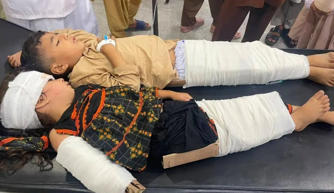 ایبٹ آباد: سیاحتی سفر کے دوران سوزوکی کو حادثہ، 20 افراد زخمی Abbottabad: Suzuki meets with accident during tourist trip; 20 people injured.