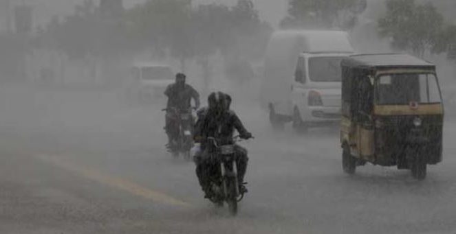 پاکستان کے مختلف علاقوں میں وقفے وقفے سے بارشیں، گرمی کی شدت میں کمی Monsoon rains continue across Pakistan; pleasant weather prevails