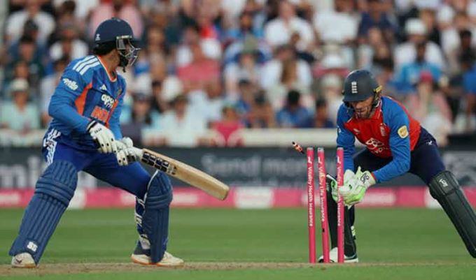 بھارت کو تیسرے ٹی ٹوئنٹی میں بدترین شکست، انگلینڈ سیریز میں دو صفر سے آگے England thrash India by 125 runs in third T20 to take 2-0 series lead