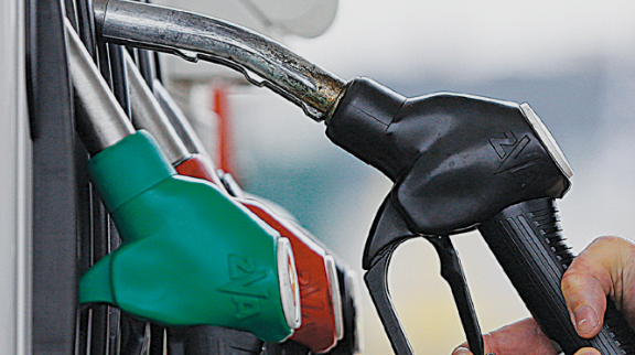 وفاقی حکومت نے پٹرولیم مصنوعات کی قیمتوں میں مزيد اضافہ کردیا The federal government has further increased the prices of petroleum products.