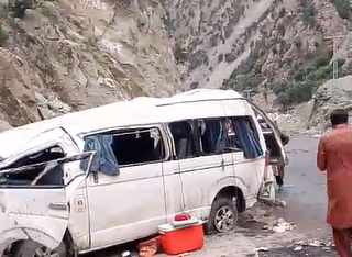 چلاس: مستورات تبلیغی جماعت کی گاڑی گہری کھائی میں جاگری،2 افراد جاں بحق، 10 زخمی Chilas: A vehicle carrying women from the Tablighi Jamaat plunged into a deep ravine; two people died, and ten were injured.
