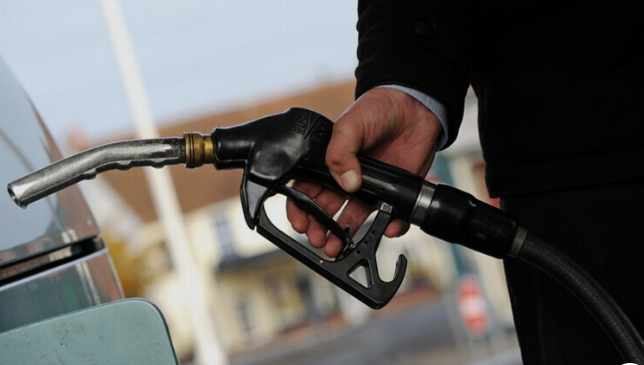 پٹرول اور ڈیزل مہنگے، نئی قیمتوں کا فوری اطلاق Government increases petrol and diesel prices؛ new rates take effect immediately