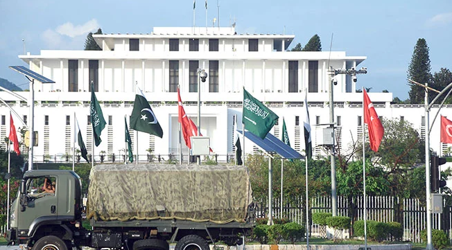 اسکام آباد میں مکہدفاعی معاہدے کی خوشی میں سرکاری عمارتوں کو سجا دیا گیا Government buildings in Iscamabad decorated to celebrate Mecca Defense Treaty