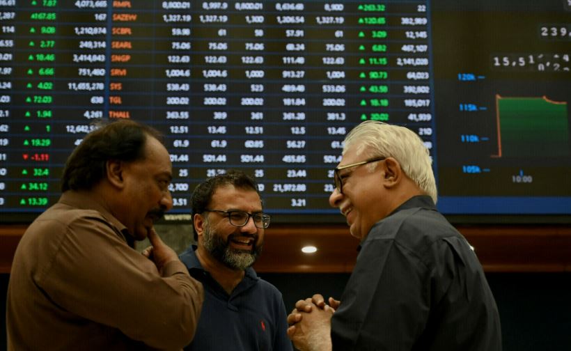 پاکستان اسٹاک مارکیٹ میں شاندار آغاز، ڈالر بھی 278.06 روپے پر بند، روپے کی معمولی بہتری PSX surges over 2700 points after trump’s Iran talks announcement; rupee gains slightly