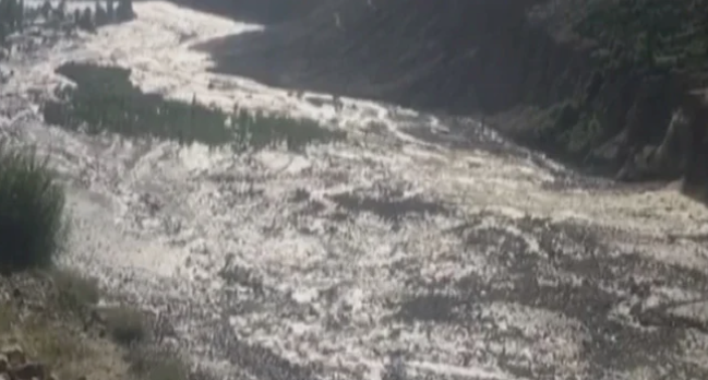 دیامر: گلیشیئر پگھلنے سے کرلیو گاہ میں مصنوعی جھیل بن گئی Diamer: Artificial lake formed in Karliu Gah due to glacier melting.